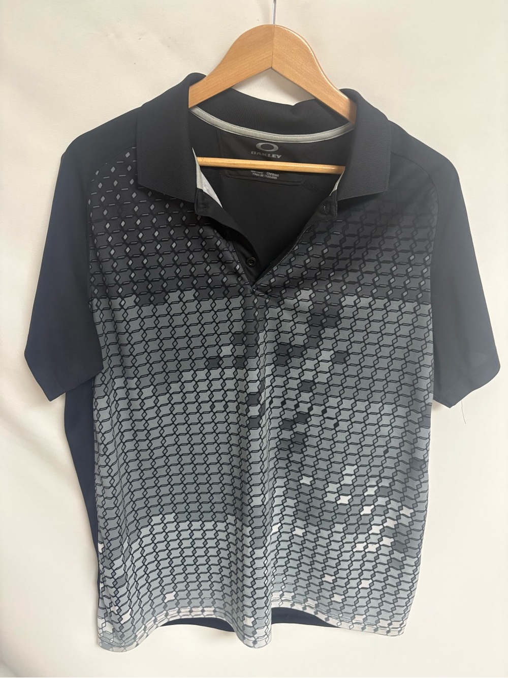 Oakley Men’s Black & Gray Geometric Gradient Polo